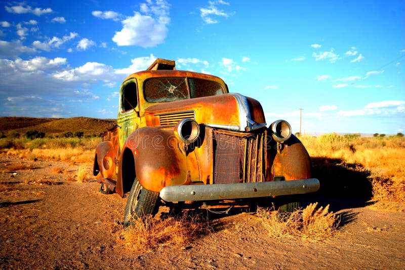 Coche viejo oxidado en Namibia fotos de archivo