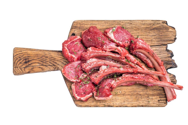 Cochecitos de cordero crudo chuletas de carne de cordero fresco sobre una tabla de madera aislada de fondo blanco. vista superior imagen de archivo libre de regalías