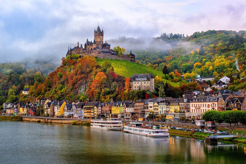 Cochem, piękny dziejowy miasteczko na romantycznej Moselle rzece, Niemcy