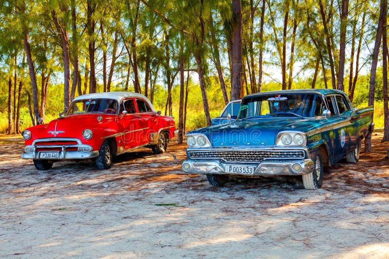 Coches clásicos americanos en la playa Cayo Jutias imagen de archivo libre de regalías Coches clásicos americanos en la playa Cayo Jutias imagen de archivo libre de regalías