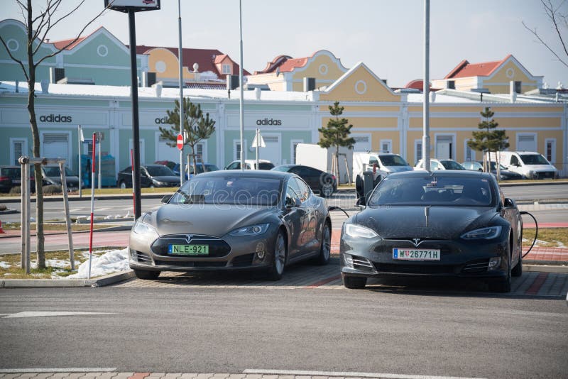 Coches de Tesla que parquean en estacionamiento en Parndorf, Austria imagen de archivo Coches de Tesla que parquean en estacionamiento en Parndorf, Austria imagen de archivo