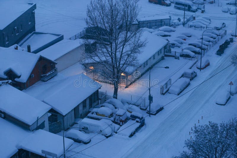 Coches en el aparcamiento y la calle cubiertos con capa grande de la nieve Propósito del invierno y de nevar en la calle de la ci fotografía de archivo Coches en el aparcamiento y la calle cubiertos con capa grande de la nieve Propósito del invierno y de nevar en la calle de la ci fotografía de archivo