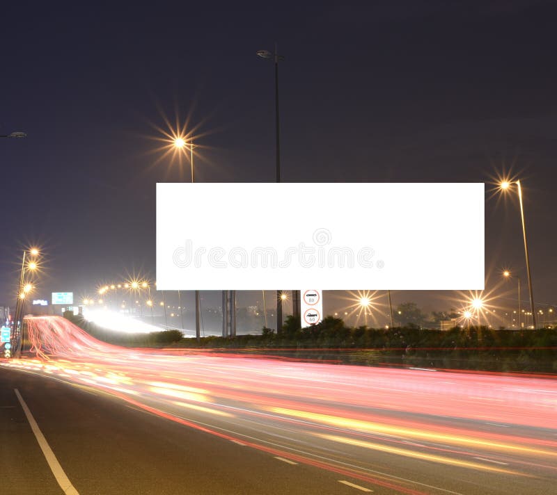 Coches que apresuran en la infraestructura viaria moderna con la valla publicitaria en blanco para los mensajes de texto, tiro la imágenes de archivo libres de regalías Coches que apresuran en la infraestructura viaria moderna con la valla publicitaria en blanco para los mensajes de texto, tiro la imágenes de archivo libres de regalías