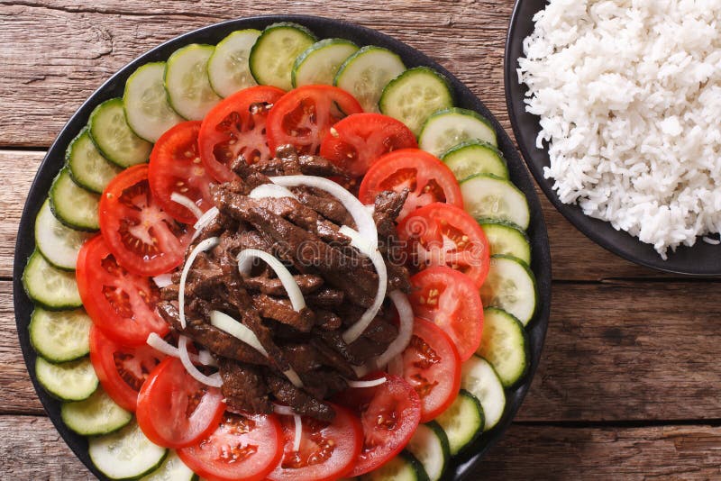 Cocina camboyana: Carne de vaca Lok Lak con el primer de las verduras frescas foto de archivo libre de regalías Cocina camboyana: Carne de vaca Lok Lak con el primer de las verduras frescas foto de archivo libre de regalías