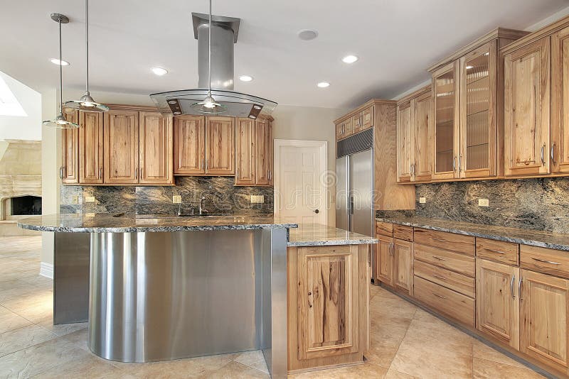 Sala De Estar Con La Chimenea De Piedra Foto de archivo - Imagen de