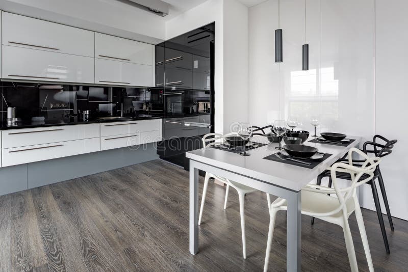 Cocina con la tabla blanca imagen de archivo. Imagen de cocina 117714703