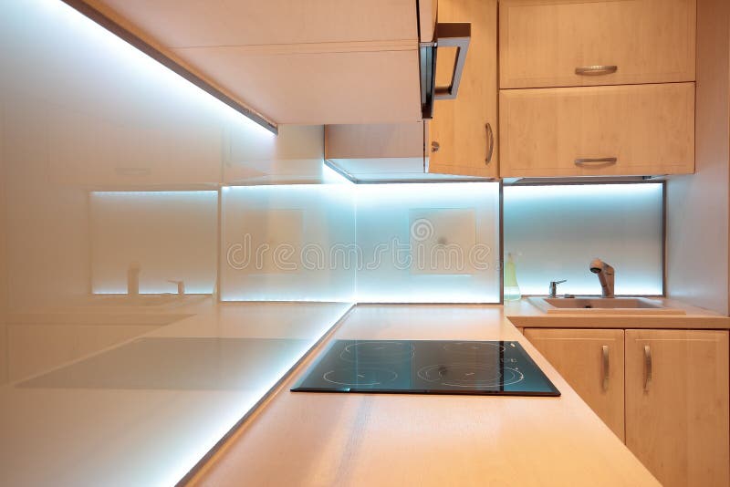 Cocina de lujo moderna con la iluminación blanca del LED imagen de archivo libre de regalías Cocina de lujo moderna con la iluminación blanca del LED imagen de archivo libre de regalías