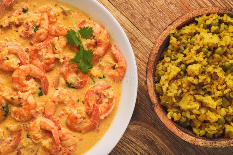 Cocina india - camarones en salsa y arroz del jengibre con curry y el guisante verde foto de archivo libre de regalías Cocina india - camarones en salsa y arroz del jengibre con curry y el guisante verde foto de archivo libre de regalías