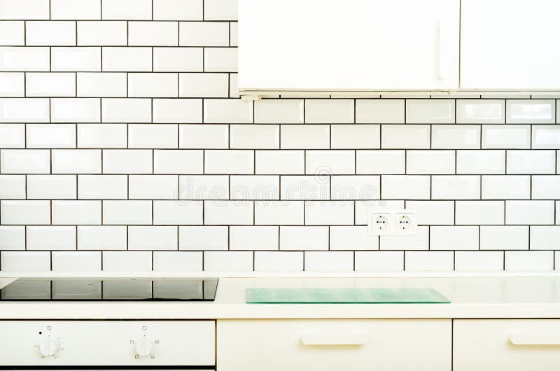 Cocina interior blanca del diseño, moderna y minimalista del estilo con los aparatos electrodomésticos Espacio abierto en sala de imagen de archivo libre de regalías Cocina interior blanca del diseño, moderna y minimalista del estilo con los aparatos electrodomésticos Espacio abierto en sala de imagen de archivo libre de regalías