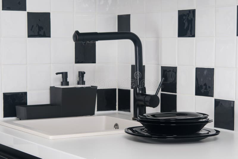 Un Lavabo De Cocina Con Grifo Negro Y Lavabo De Granja. Imagen de archivo -  Imagen de muebles, elegante: 265923943