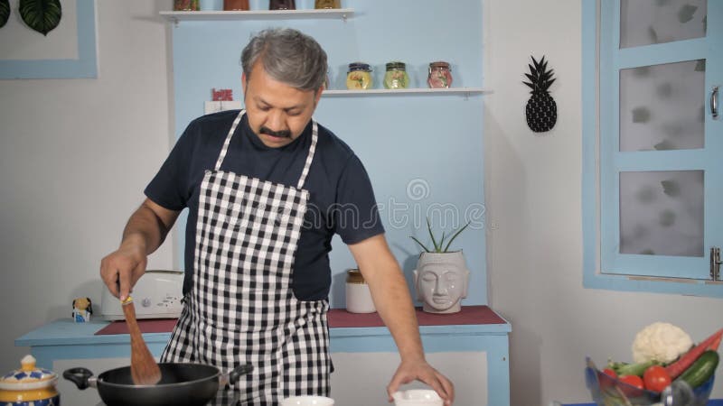 Cocina masculina india moderna un plato sabroso en la cocina cocina estilo hogar cocina