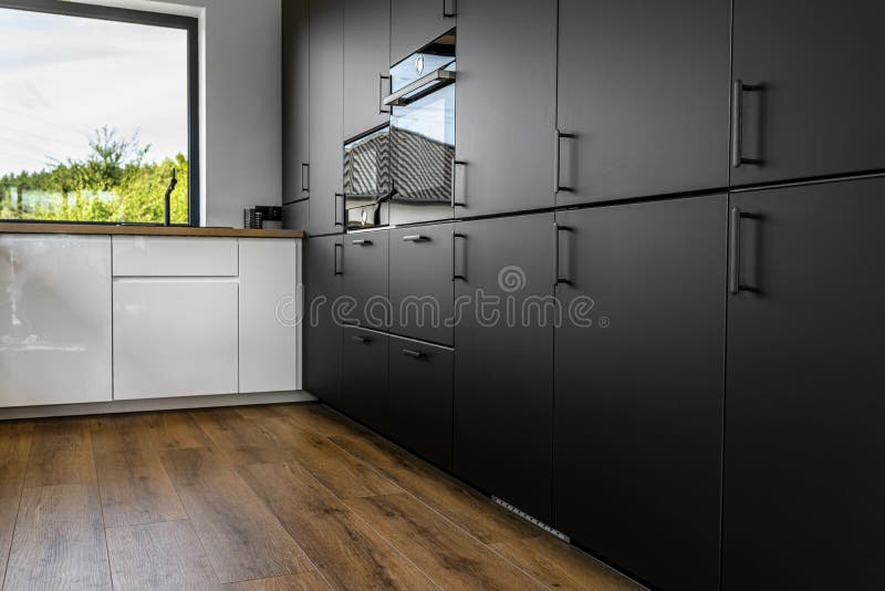 Cocina Moderna Con Fachadas Blancas Y Negras Y Grandes Paneles De Vinilo En  La Ventana Del Rincón En El Suelo. Imagen de archivo - Imagen de casero,  fregadero: 231601185