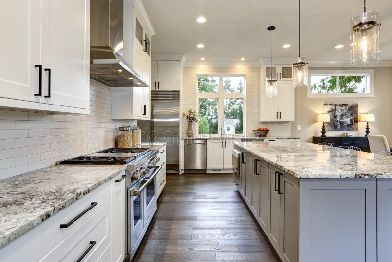 Cocina moderna hermosa en interior casero de lujo con la isla y fotografía de archivo