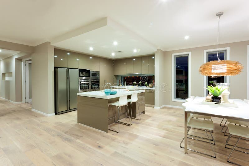 Cocina Moderna Y Opinión Interior Dinning Del área De Una Casa Moderna