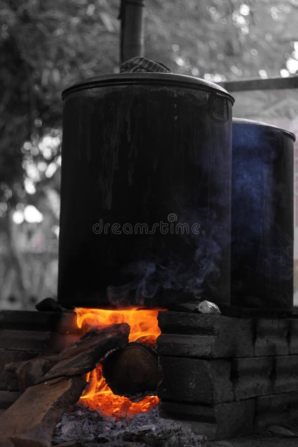 Cocina Tradicional. Cocinar Agua En Una Olla Grande Usando Leña Imagen de  archivo - Imagen de antiguo, llama: 200938677