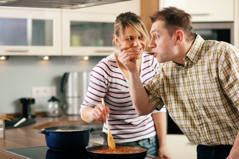 Cocinando los pares - probar la salsa imágenes de archivo libres de regalías Cocinando los pares - probar la salsa imágenes de archivo libres de regalías