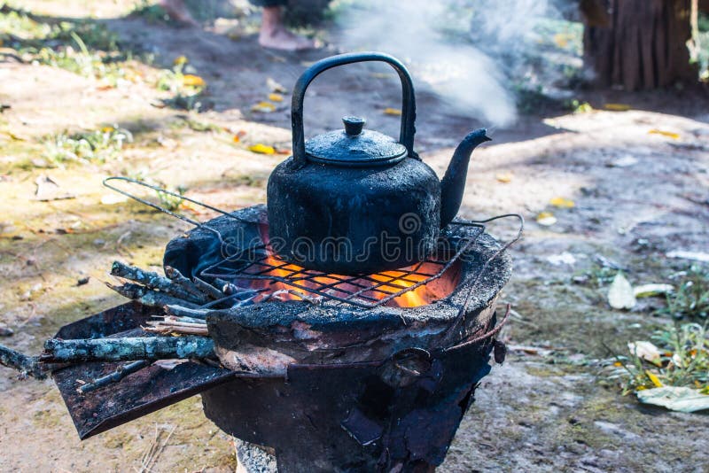 cocinar el pote negro caliente sopa de ebullición en estufa ardiente del fuego foto de archivo libre de regalías cocinar el pote negro caliente sopa de ebullición en estufa ardiente del fuego foto de archivo libre de regalías