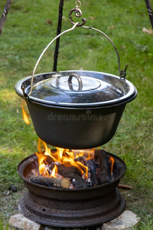 Calderos Metálicos Con Tapa Se Calientan Y Ahuman Sobre Un Fuego En El  Bosque Platos Turísticos Para Cocinar. Foto de archivo - Imagen de  cocinero, kitchenware: 192302482