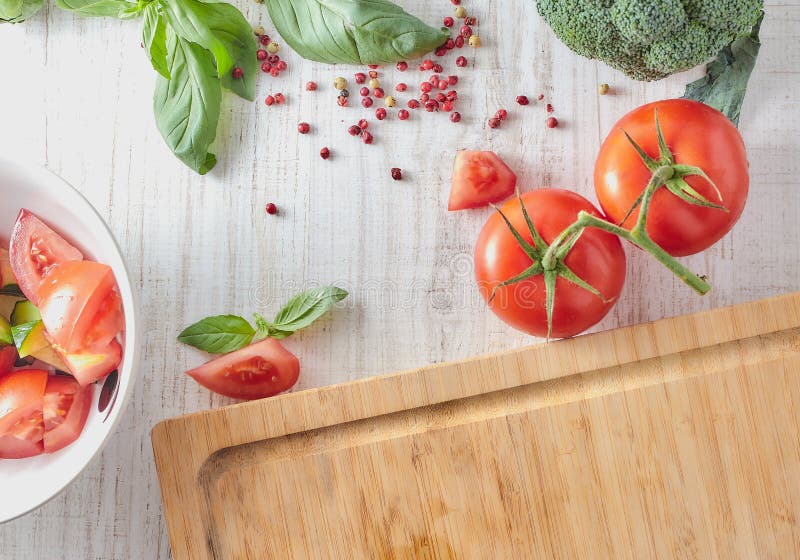 Cocinar la ensalada de las verduras en la cocina Alimento sano Dieta vegetariana Primer tajadera con un sistema de verduras fresc foto de archivo Cocinar la ensalada de las verduras en la cocina Alimento sano Dieta vegetariana Primer tajadera con un sistema de verduras fresc foto de archivo