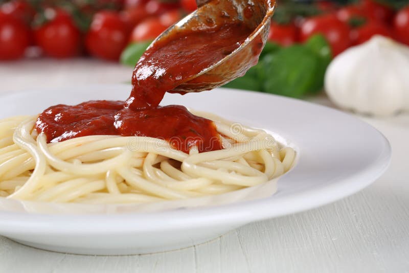 Cocinar las pastas de los tallarines de los espaguetis: salsa de tomate de la porción Napoli imágenes de archivo libres de regalías Cocinar las pastas de los tallarines de los espaguetis: salsa de tomate de la porción Napoli imágenes de archivo libres de regalías