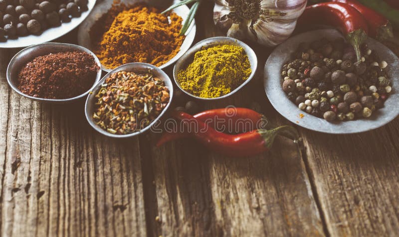 Cocinar los ingredientes, especia en de madera viejo imagen de archivo libre de regalías Cocinar los ingredientes, especia en de madera viejo imagen de archivo libre de regalías