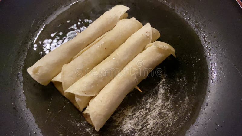 Cocinar tacos de pollo en aceite en una sartén