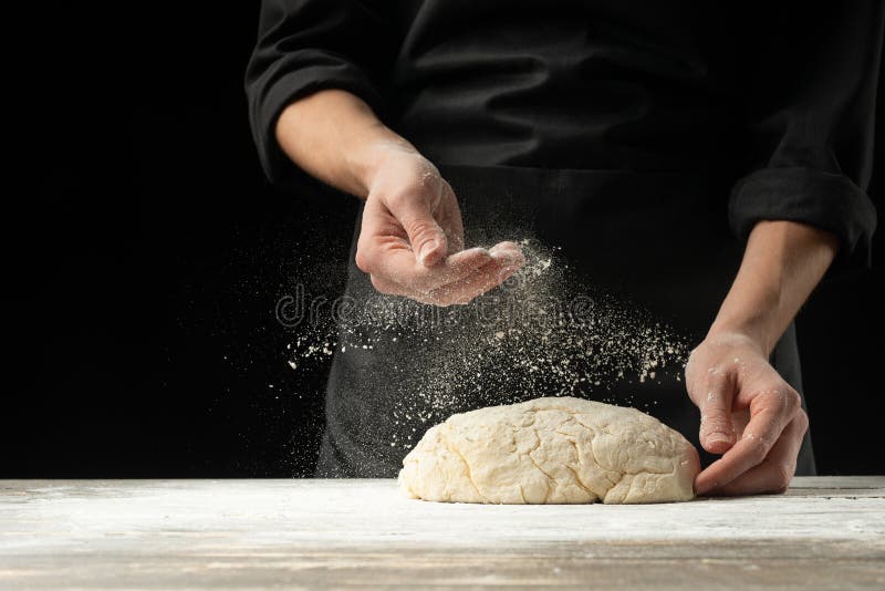 Cocine al panadero prepara el pan, focaccia, pizza, bollos, dulces Foto horizontal Concepto de la panadería, cocinando productos imagenes de archivo Cocine al panadero prepara el pan, focaccia, pizza, bollos, dulces Foto horizontal Concepto de la panadería, cocinando productos imagenes de archivo