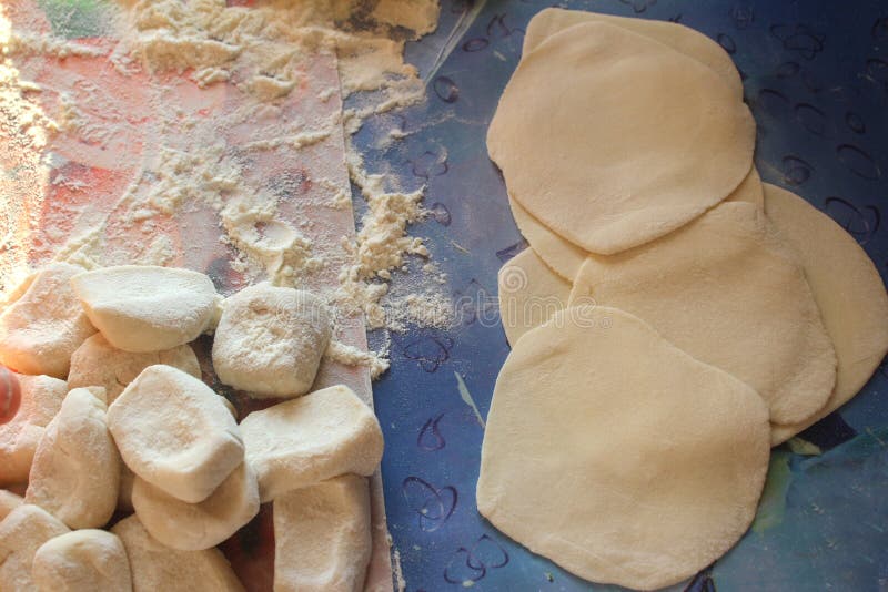 Cocine la preparaci?n de las bolas de masa hervida ruede la pasta con un rodillo, corte en pedazos, imagenes de archivo Cocine la preparaci?n de las bolas de masa hervida ruede la pasta con un rodillo, corte en pedazos, imagenes de archivo