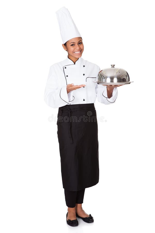 Cocinero de sexo femenino con la bandeja de comida a disposición imagen de archivo Cocinero de sexo femenino con la bandeja de comida a disposición imagen de archivo
