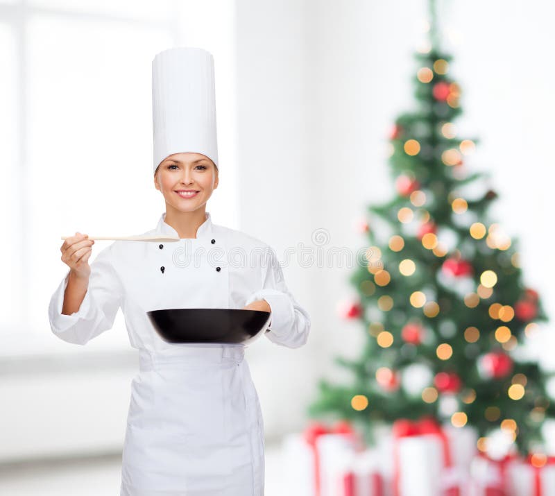 Cocinero de sexo femenino sonriente con la cacerola y la cuchara imagen de archivo libre de regalías Cocinero de sexo femenino sonriente con la cacerola y la cuchara imagen de archivo libre de regalías