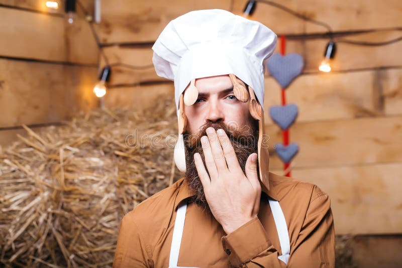 Cocinero del cocinero con las cucharas de madera imagenes de archivo Cocinero del cocinero con las cucharas de madera imagenes de archivo
