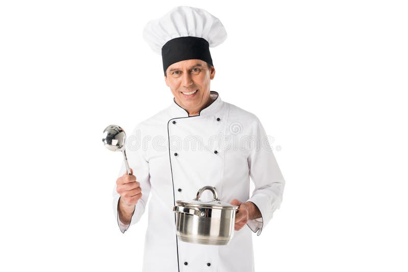 Cocinero en el blanche del uniforme y de la toca que sostiene la cacerola y la cucharón foto de archivo libre de regalías Cocinero en el blanche del uniforme y de la toca que sostiene la cacerola y la cucharón foto de archivo libre de regalías