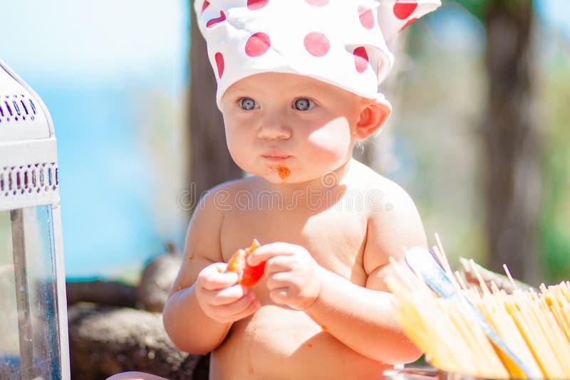 Cocinero feliz de los niños Niños divertidos que juegan al aire libre Concepto de las vacaciones de verano fotografía de archivo libre de regalías