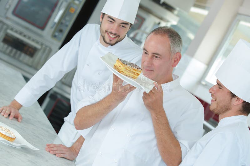 Cocinero feliz que mira para arriba el plato fotografía de archivo Cocinero feliz que mira para arriba el plato fotografía de archivo