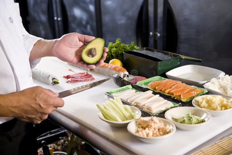 Cocinero japonés en restaurante con los ingredientes del sushi