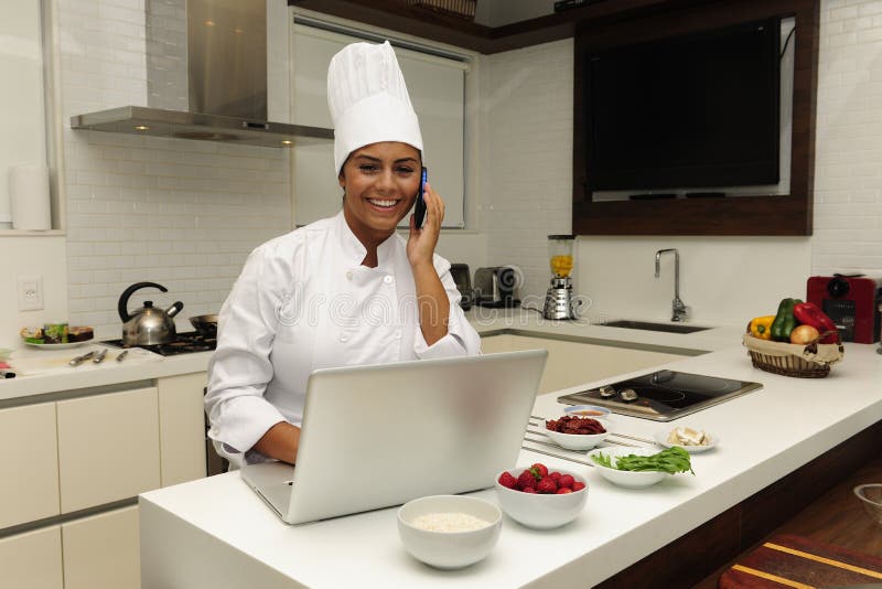 Cocinero que cocina en el teléfono foto de archivo libre de regalías Cocinero que cocina en el teléfono foto de archivo libre de regalías