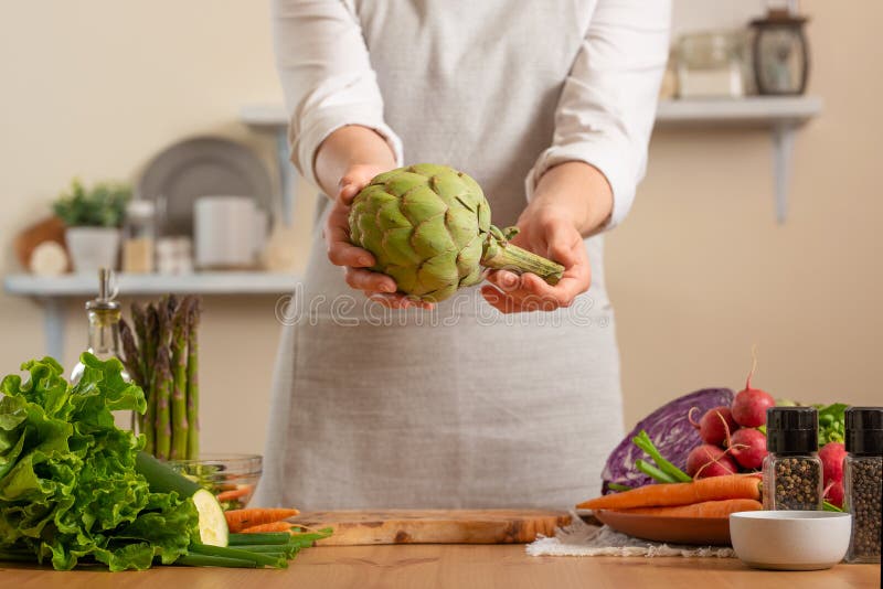 Cocinero que prepara la alcachofa El concepto de comida sana y sana que pierde, detox, vegano que come, dieta, cocinando Comida l imagen de archivo Cocinero que prepara la alcachofa El concepto de comida sana y sana que pierde, detox, vegano que come, dieta, cocinando Comida l imagen de archivo