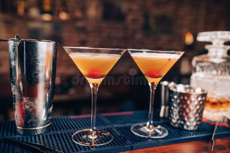 cocktail alcoólicos frescos no contador da barra Feche acima dos detalhes da barra com bebidas e bebidas