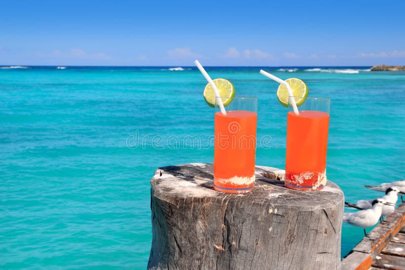 Cocktail arancione della spiaggia nel mare caraibico del turchese fotografie stock libere da diritti Cocktail arancione della spiaggia nel mare caraibico del turchese fotografie stock libere da diritti