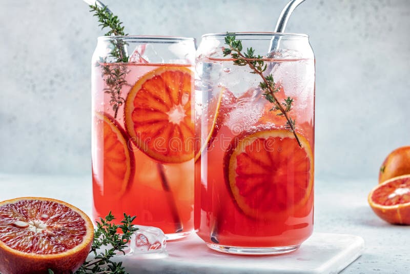 Cocktail arancione di sangue con ghiaccio e timo