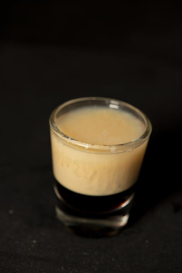 Cocktail B52 Mit Kahlua, Baileys Und Cointreau Stockbild Bild von