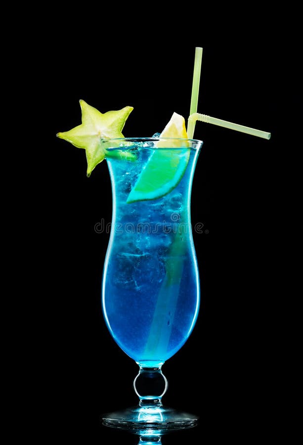Cocktail bleu de lagune avec la liqueur et la vodka avec des glaçons et s images libres de droits Cocktail bleu de lagune avec la liqueur et la vodka avec des glaçons et s images libres de droits