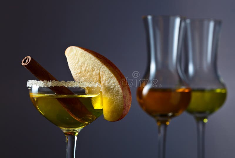 Cocktail com maçã e canela fotografia de stock Cocktail com maçã e canela fotografia de stock