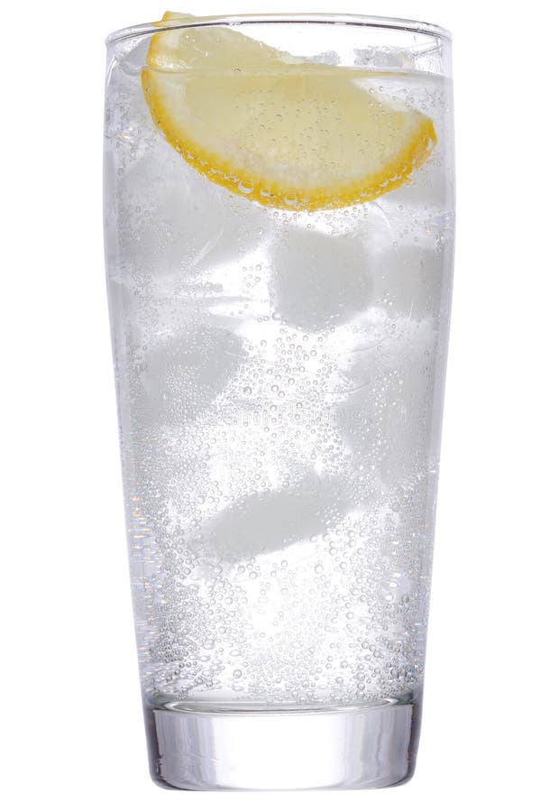 Cocktail con gin ed il limone con ghiaccio fotografia stock libera da diritti Cocktail con gin ed il limone con ghiaccio fotografia stock libera da diritti