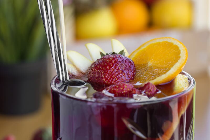 Cocktail con vodka, le fragole ed il limone in vetro sulla barra immagini stock libere da diritti Cocktail con vodka, le fragole ed il limone in vetro sulla barra immagini stock libere da diritti