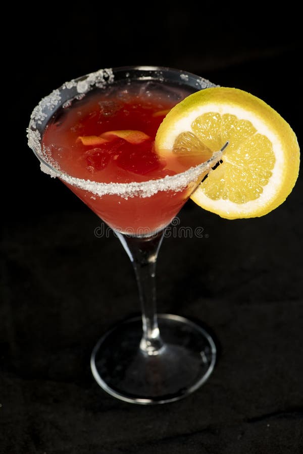 Cocktail cosmopolita con il succo di mirtillo rosso, la vodka, il succo di cedro e cointreau fotografie stock libere da diritti Cocktail cosmopolita con il succo di mirtillo rosso, la vodka, il succo di cedro e cointreau fotografie stock libere da diritti