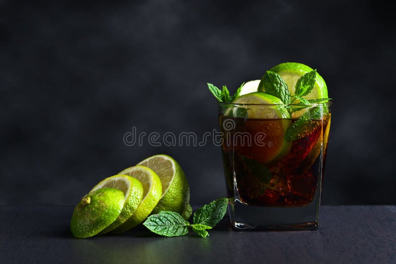Cocktail Cuba libre with lime and peppermint leaves royalty free stock photography Cocktail Cuba libre with lime and peppermint leaves royalty free stock photography