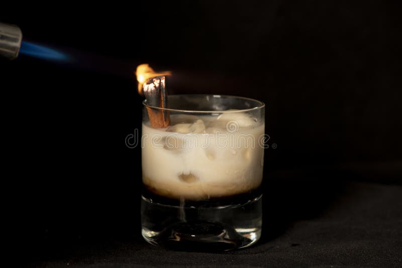 Cocktail da canela do ardor com kahlua, creme dos baileys e o sambuca irlandeses imagens de stock royalty free Cocktail da canela do ardor com kahlua, creme dos baileys e o sambuca irlandeses imagens de stock royalty free