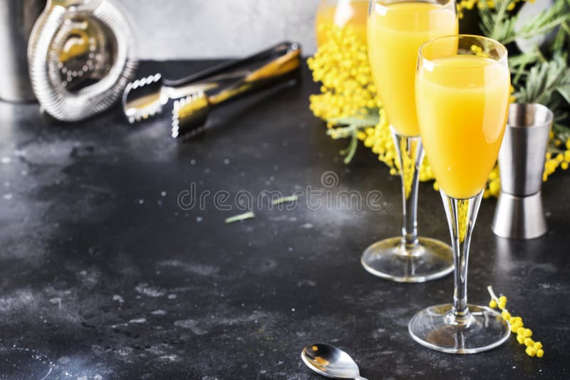 Cocktail De álcool Mimosa Com Sumo De Laranja E Champanhe Seco Frio Ou  Vinho Espumante Em óculos, Fundo De Balcão De Barras Cinza Imagem de Stock  - Imagem de grupo, cocktails: 160879515