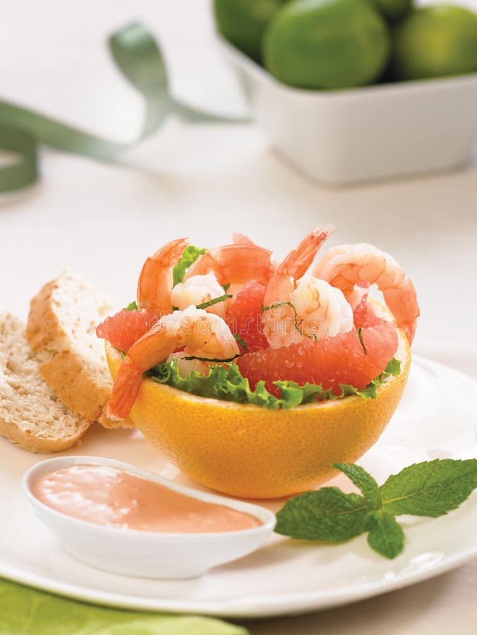 Cocktail De Crevette En Sauce Rose Avec De La Salade Photo stock